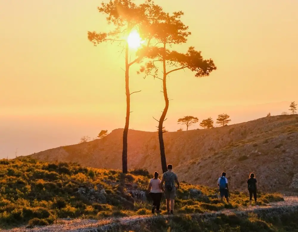 Chios-island-sunset-hikers