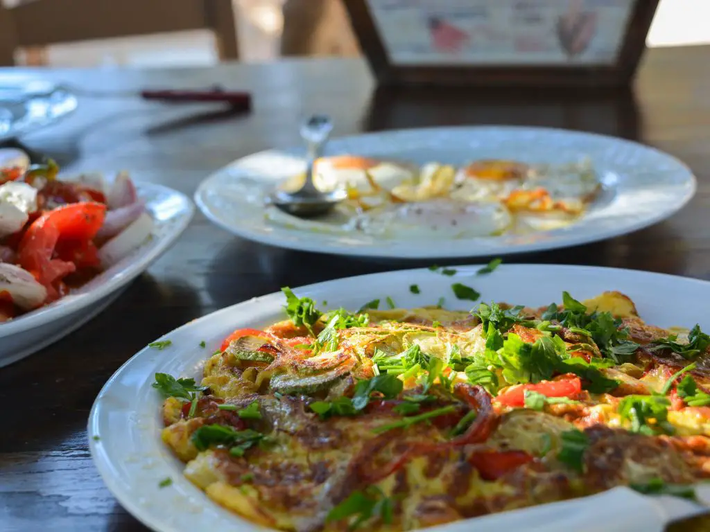 greek-food-on-taverna-table